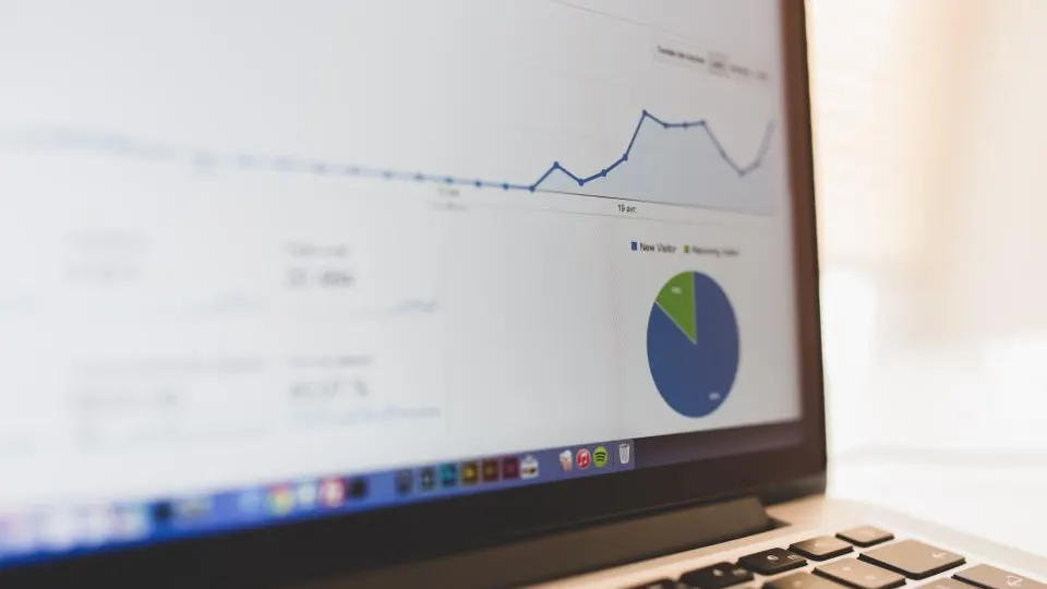 Portátil mostrando gráficas de analítica y resultados de campañas